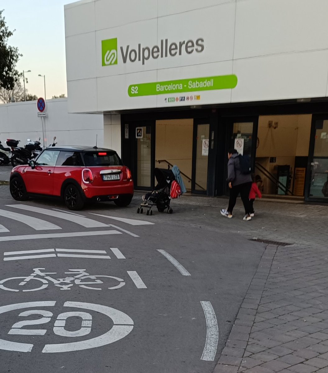 VoreresSantCu's tweet photo. Pels dubtes, dins el cotxet hi havia un nen dormint i 2 segons després de la foto el del mini ha tirat marxa enrere.
@josepmvalles @bernatpicornell sou uns inconscients, aquesta política d'impunitat al vehicle contaminant que us porteu entre mans és de psicòpates. https://t.co/eZTTokbwl9