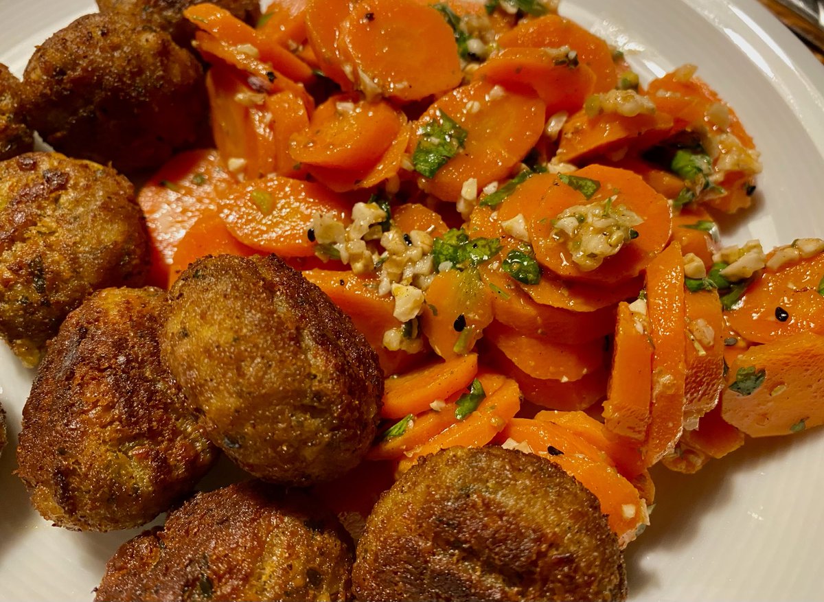 NilsKaupe's tweet photo. Falafel with homemade oriental carrot salad. Very #tasty and naturally #vegan #delicious #healthy #food https://t.co/H4AbVUAl11