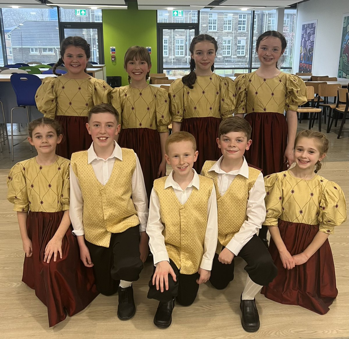 CastellneddYGG's tweet photo. Ysgol prowd iawn. 1af i dīm dawnsio gwerin 5/6. Ymlaen i’r Genedlaethol. First place for the years 5:6 folk dancers. ⭐️ https://t.co/iq7Fe7mcmc