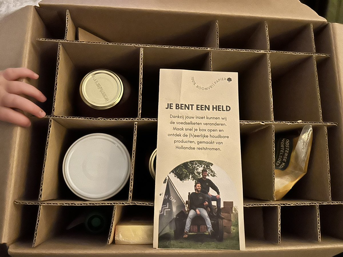 RickvdIJ's tweet photo. Vandaag mijn eerste box mogen ontvangen van #NoWasteArmy. Zitten twee lekkere sappen in, soepjes, wat sauzen en nog wat kleine dingen. Ik ben benieuwd. #voedselketen #nowaste https://t.co/SaHwseL9lG