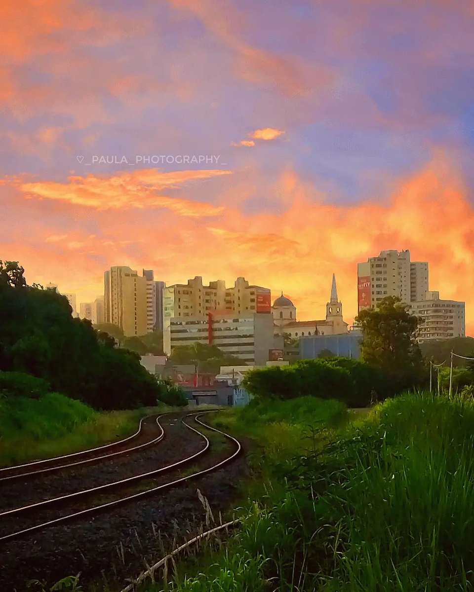 Terminando a terça-feira com essa bela imagem do céu ao entardecer em  Americana-SP! 😍🧡 Foto: @_paula_photography_ via Instagram. Poste a foto  da sua cidade nas redes sociais com a hashtag #OlhaIssoEPTV 📸 #, image size:960x1200