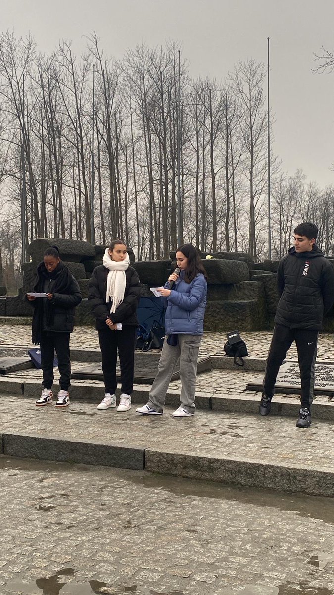 sophie_guenin's tweet photo. Voyage de la mémoire a Auschwitz pour 22 élèves de 3ème du collège Pablo Picasso de Vallauris accompagnés de leurs professeurs. Ne jamais oublier. Merci @AlpesMaritimes
@Academiedenice 
@LaurentLeMerci4 https://t.co/ISLfk8UAPE