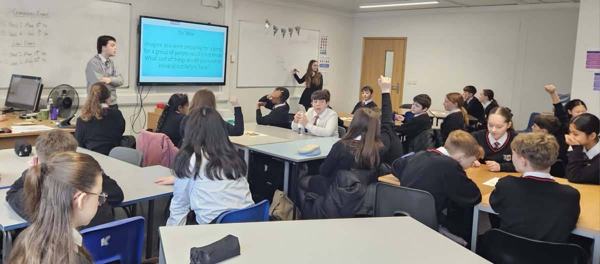 Year 7 @chs_humanities RE students @cantonianhs engage in a lesson on Jewish food laws supported by our very own @Cant_sixthform Year 12 student, Oliver. #ThroughlyEnjoyed