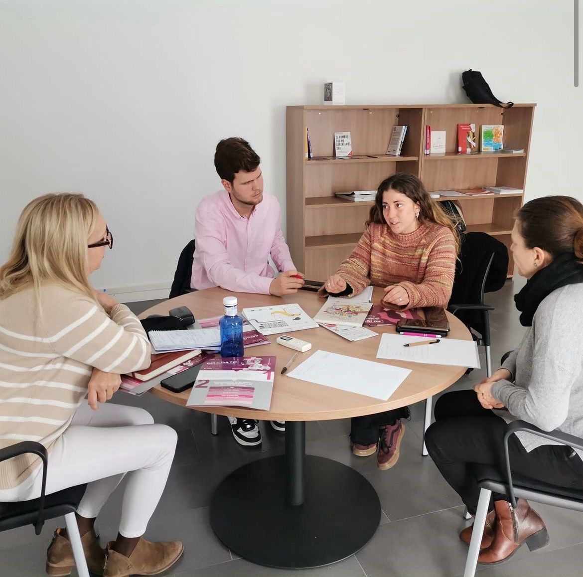 portalento_'s tweet image. ♀️ Nuestras técnicas COMPASS de #InsertaEmpleoAlbacete tuvieron una reunión con el Centro de la Mujer de #Higueruela para hablar sobre las opciones que tienen las #mujeres con #discapacidad de los 8 municipios de la zona con el proyecto #MujeresEnModoON y #MujeresenModoONVG.