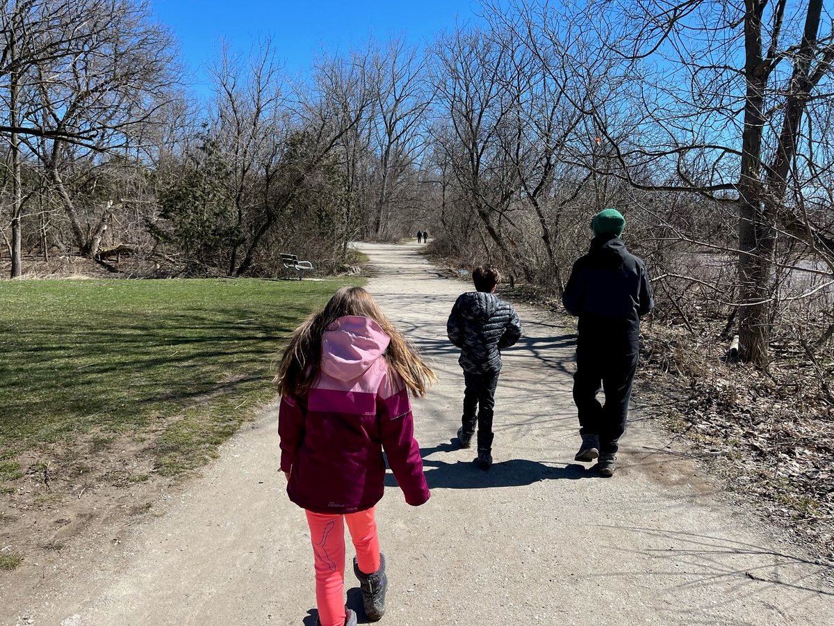 Enjoying this spring-like weather at Mississauga's parks & trails? Please remember: 🗑️Put waste in the proper containers 🥾Stay on designated trails 🐕Pick up after your dog & keep them leashed 🐦If you spot wildlife, please don't feed them mississauga.ca/parks @saugaparksrec