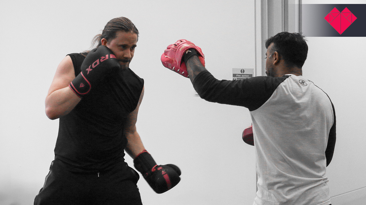 FitIndEdu's tweet image. 🥊💥 Power up your uppercut with leg and hip strength! The secret behind a knockout uppercut? It&apos;s all in the legs and hips. Bend and explode up like you&apos;re doing a clean and jerk. Master the move to channel incredible force from below. 🏋️‍♂️👊 #BoxingBasics #LegDay #UppercutPower