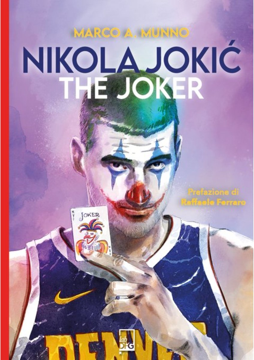 AroundTheGameIT's tweet photo. Dal libro "Nikola Jokić. The Joker" di @MarcoAMunno (casa editrice @LabDfg), un estratto su quello che è stato un "punto di svolta" nella carriera di un allora giovanissimo (e sconosciuto) Nikola Jokic:

'Nel ruolo di procuratore nella pallacanestro europea, nessuno negli anni 2000 è stato al livello di Miško Ražnatović. Ex giocatore per una ventina di anni senza particolare successo, avvocato ma soprattutto agente certificato FIBA, fondatore e proprietario dell’agenzia BeoBasket, che principalmente rappresenta giocatori e allenatori europei e giocatori americani impegnati in Europa, è diventato con il tempo il più influente del Vecchio Continente, nel quale rappresenta le principali star dei diversi campionati e di Eurolega. Una posizione ottenuta con progettualità, determinazione e lavoro certosino, comprensivo di tutte quelle routine che gli hanno permesso nel tempo di guadagnare sempre più fama e potere nel campo. Ad esempio, una di queste abitudini è quella di leggere i giornali con i tabellini delle gare dei diversi settori giovanili della Serbia, la sua patria.
E durante una pigra domenica del 2012 ce ne fu che gli balzò subito agli occhi. Riguardava il il Košarkaški klub Vojvodina Srbijagas, in cui c’era un dato così alto che doveva essere sicuramente un errore. Un ragazzo infatti aveva segnato 25 punti, aggiungendo un numero simile di rimbalzi, per un’enorme valutazione di 50.
La domenica successiva, stessa lettura dei tabellini, stessi dati altissimi relativi allo stesso ragazzo. Allora forse non si trattava di uno sbaglio, e valeva comunque la pena di prendere informazioni o di comunque controllare chi fosse questo Jokić, presumibilmente un centro visto il numero dei rimbalzi, che faceva registrare queste cifre così roboanti.
Miško chiamò il suo principale scout di riferimento, Branimir Tadić, che aveva già provato nel tempo il suo valore da principale responsabile dell’accordo raggiunto nell’agenzia con due dei migliori prospetti balcanici di quegli anni, Nikola Peković e Boban Marjanović. Eppure, neanche lui sapeva nulla di questo Jokić, anzi addirittura sorprendentemente non sapeva neanche che esistesse. Davvero strano, in una nazione in cui i migliori prospetti vengono adocchiati dai vari scout sin da quando compiono 10/11 anni. Miško però insistette, chiedendo di dare una controllata, cercando di capire se quei numeri così alti fossero frutto di uno sviluppo fisico precoce rispetto all’età oppure frutto di un talento particolare posseduto dal ragazzo. La risposta non fu del tutto incoraggiante: il ragazzo era massiccio, ma tutt’altro che tonico, anzi, fiacco e sovrappeso. Però dei flash di talento c’erano.
Ražnatović fu illuminato da questa seconda considerazione e chiese a Tadić di partire, in direzione Novi Sad (città base della KK Vojvodina Srbijagas) il giorno dopo e di non tornare finchè Nikola non avesse firmato con l’agenzia. Cosa che accadde nel corso della settimana successiva, dopo la visita alla famiglia di Tadić e l’incontro, poco dopo, con lo stesso Miško. Con le due parti soddisfatte della conoscenza reciproca: la famiglia Jokić era al settimo cielo per l’interessamento nei confronti di Nikola di una agenzia rinomata come quella di Ražnatović, Miško si rese conto della solidità del contesto familiare del ragazzo, con Strahinja a risultare un importante anello di congiunzione tra agenzia e famiglia.
Con un primato ad essere realizzato: per un uomo come Ražnatović, noto nel corso dei suoi oltre 25 anni di attività per la mole di informazioni ottenute dalla sua rete di contatti e dai progetti a lungo termine riguardo allo scouting dei ragazzi, si trattò del primo e unico cliente firmato senza averlo neanche mai visto in azione.'