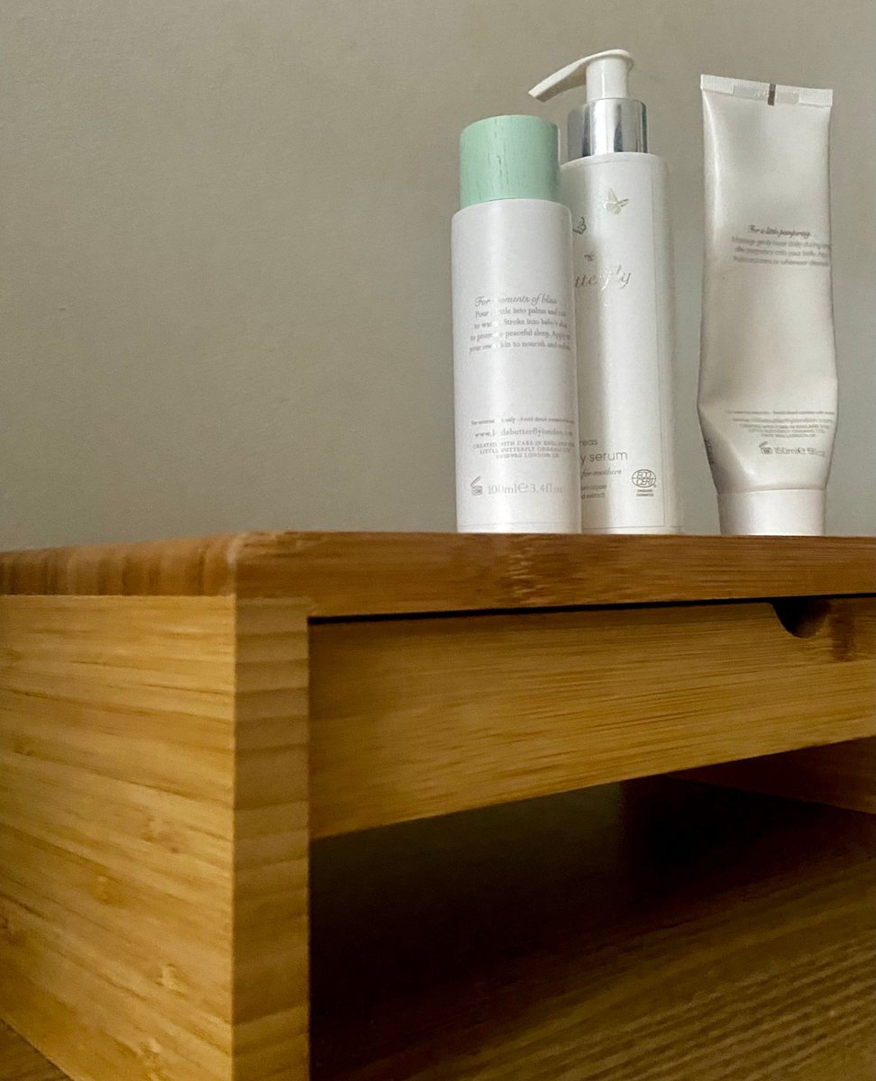TickleBrick's tweet photo. Our desks are not only versatile workspaces but also efficient grooming stations for organizing various personal care items such as body/facial products, makeup, and hair products.

#officestyle #colourfulinteriors #makeuptable #versitileproduct https://t.co/0x7CoRcyVJ