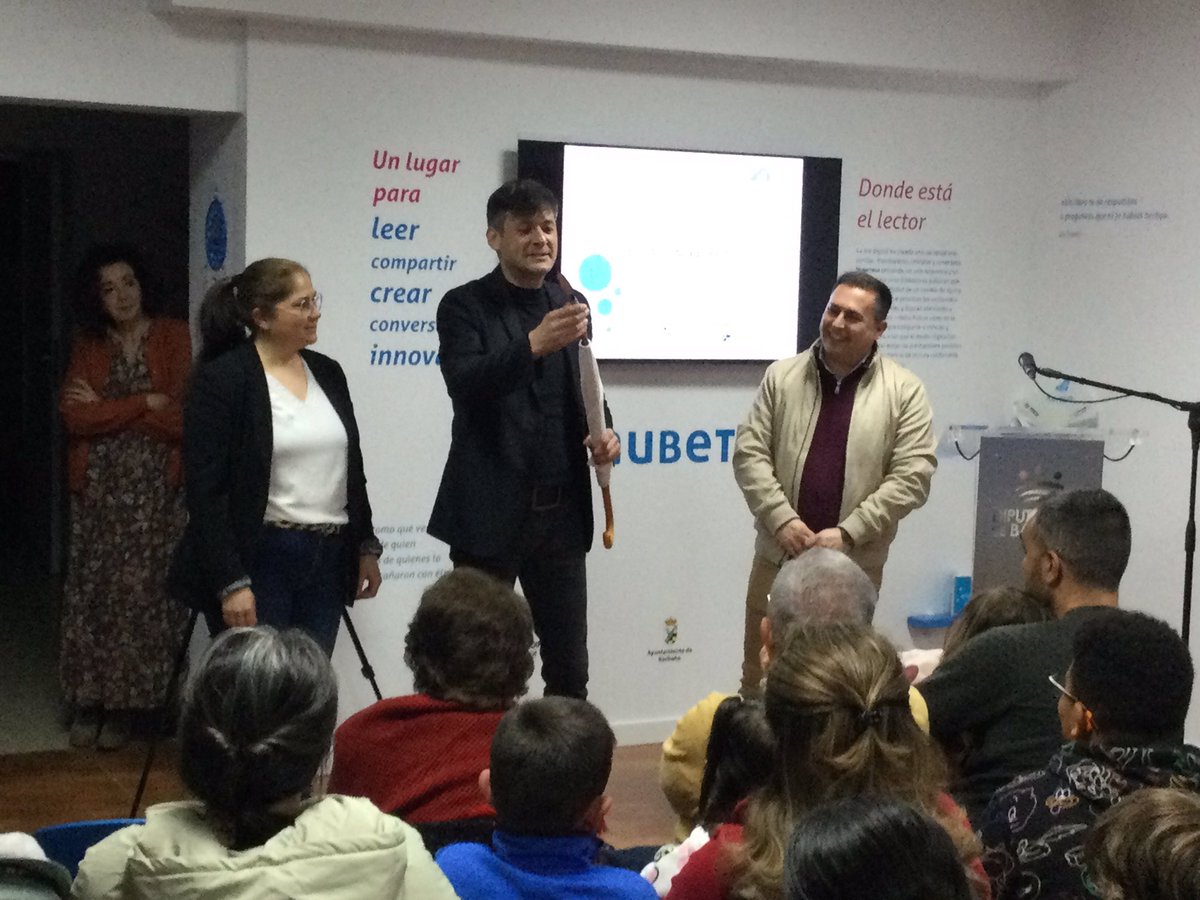 mcastellanoba's tweet photo. @AlfredCobami @TenaSaez @Corrisali @DipdeBadajoz Continuamos con un nuevo número de magia de @AlfredCobami en la inauguración del #EspacioNubeteca de la #Biblioteca de #Barbaño donde los #paraguasnubetecos cobran vida. https://t.co/QnQeix3szh