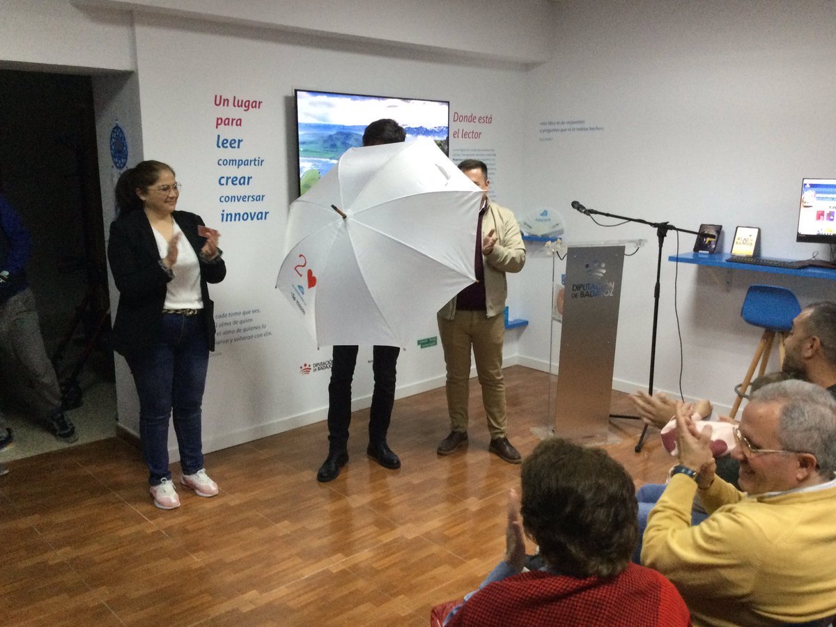 mcastellanoba's tweet photo. @AlfredCobami @TenaSaez @Corrisali @DipdeBadajoz Continuamos con un nuevo número de magia de @AlfredCobami en la inauguración del #EspacioNubeteca de la #Biblioteca de #Barbaño donde los #paraguasnubetecos cobran vida. https://t.co/QnQeix3szh