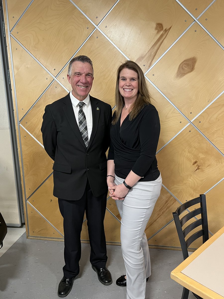 Enjoyed lunch with Governor Scott, who has a focus on prioritizing housing and education. Let’s move Vermont forward. #vtvlc #governorscott #vted