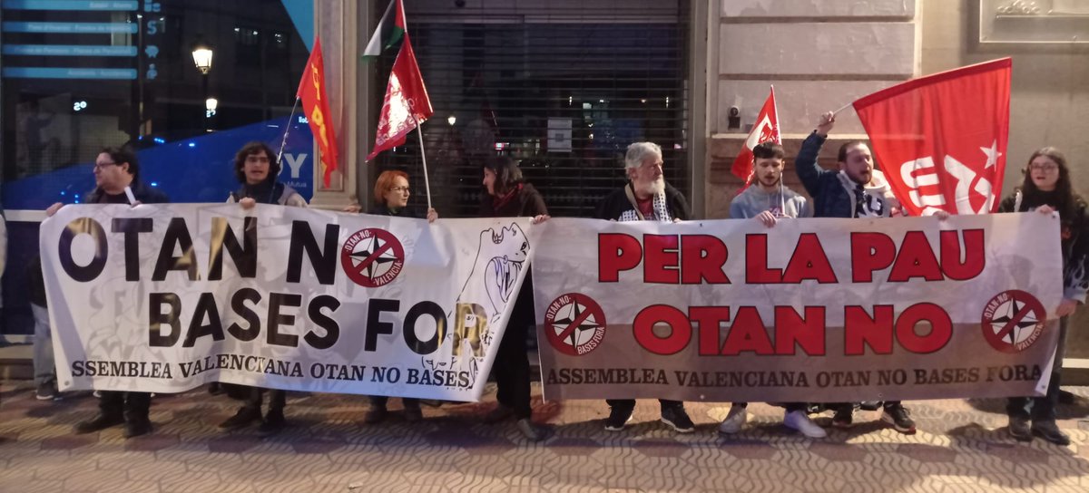 Imatges de la concentració contra l'#OTAN i per la pau davant del consolat dels #EUA. No serem còmplices de les vostres guerres. Fem fora les bases del nostre territori! #OtanNoBasesFora #OtanNoBasesFuera