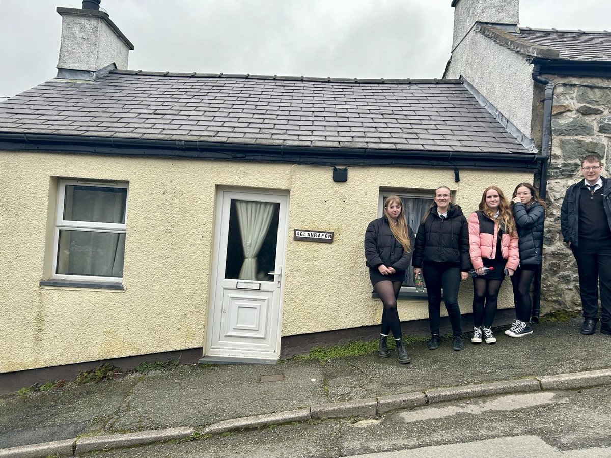 YdoCymraeg's tweet photo. Bl13 @DyffrynOgwen wedi mwynhau taith flynyddol Un Nos Ola Leuad gyda Mr Ieuan Wyn heddiw. Diolch am dywys y disgyblion o amgylch rhai o leoliadau eiconig y nofel. Diolch i ddisgyblion @cymraeglanclwyd am ymuno. 🌖 📖 #hwnydirllaistybad #Pentra #Pesda #taithunol #unnosolaleuad https://t.co/nsein59nqQ
