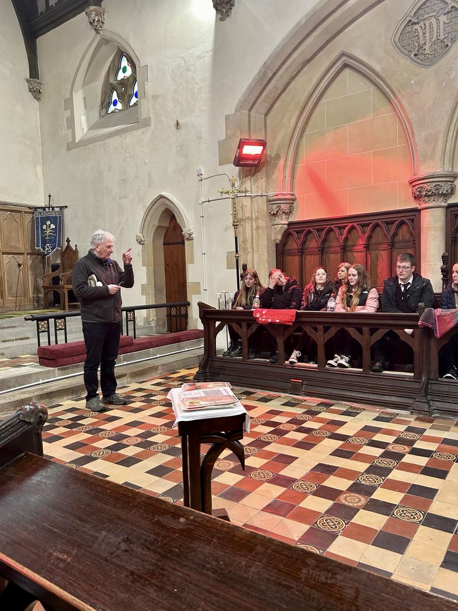 YdoCymraeg's tweet photo. Bl13 @DyffrynOgwen wedi mwynhau taith flynyddol Un Nos Ola Leuad gyda Mr Ieuan Wyn heddiw. Diolch am dywys y disgyblion o amgylch rhai o leoliadau eiconig y nofel. Diolch i ddisgyblion @cymraeglanclwyd am ymuno. 🌖 📖 #hwnydirllaistybad #Pentra #Pesda #taithunol #unnosolaleuad https://t.co/nsein59nqQ