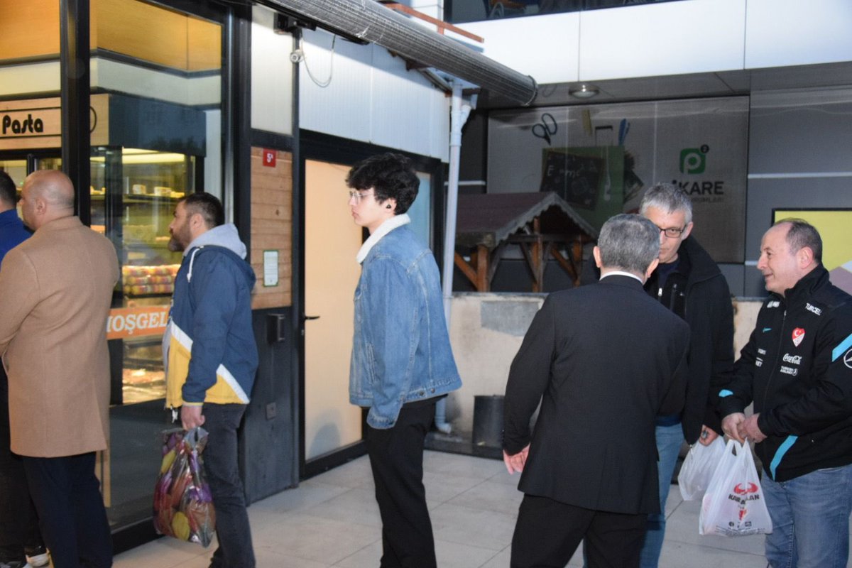 Ramazan ayının ruhunu yansıtan en güzel anlardan biri, hiç şüphesiz iftar vakti yaklaşırken oluşan pide kuyrukları. Manevi huzuru en derinden hissettiğimiz bu günlerde sizlerle beraber olmak,  muhabbetinize ortak olmak, çok değerli komşularım.