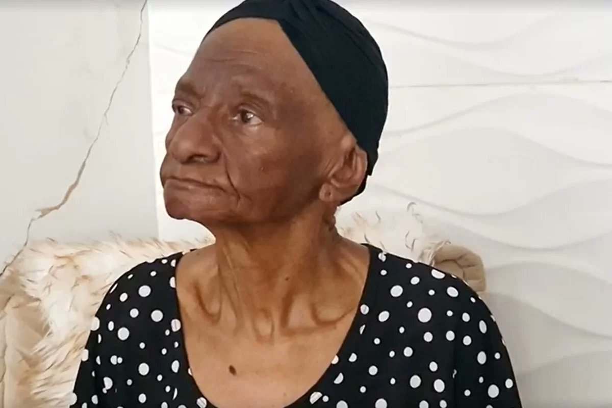 Idosa é mantida em regime análogo à escravidão por 72 anos no interior do Rio de Janeiro. Hoje praticamente cega e com sinais de demência, Dona Maria de Moura, 87, chegou aos doze anos à fazenda da família que explorou sua mão de obra por quase um século.