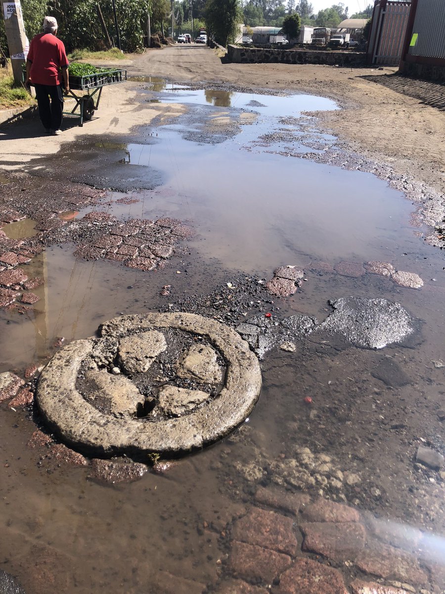 monchiras's tweet photo. @SacmexCDMX atrás del mercado de abasto del pueblo de San Luis Tlaxialtemalco se encuentra una fuga, por favor si pueden venir a checarla https://t.co/drA2vvRTRe