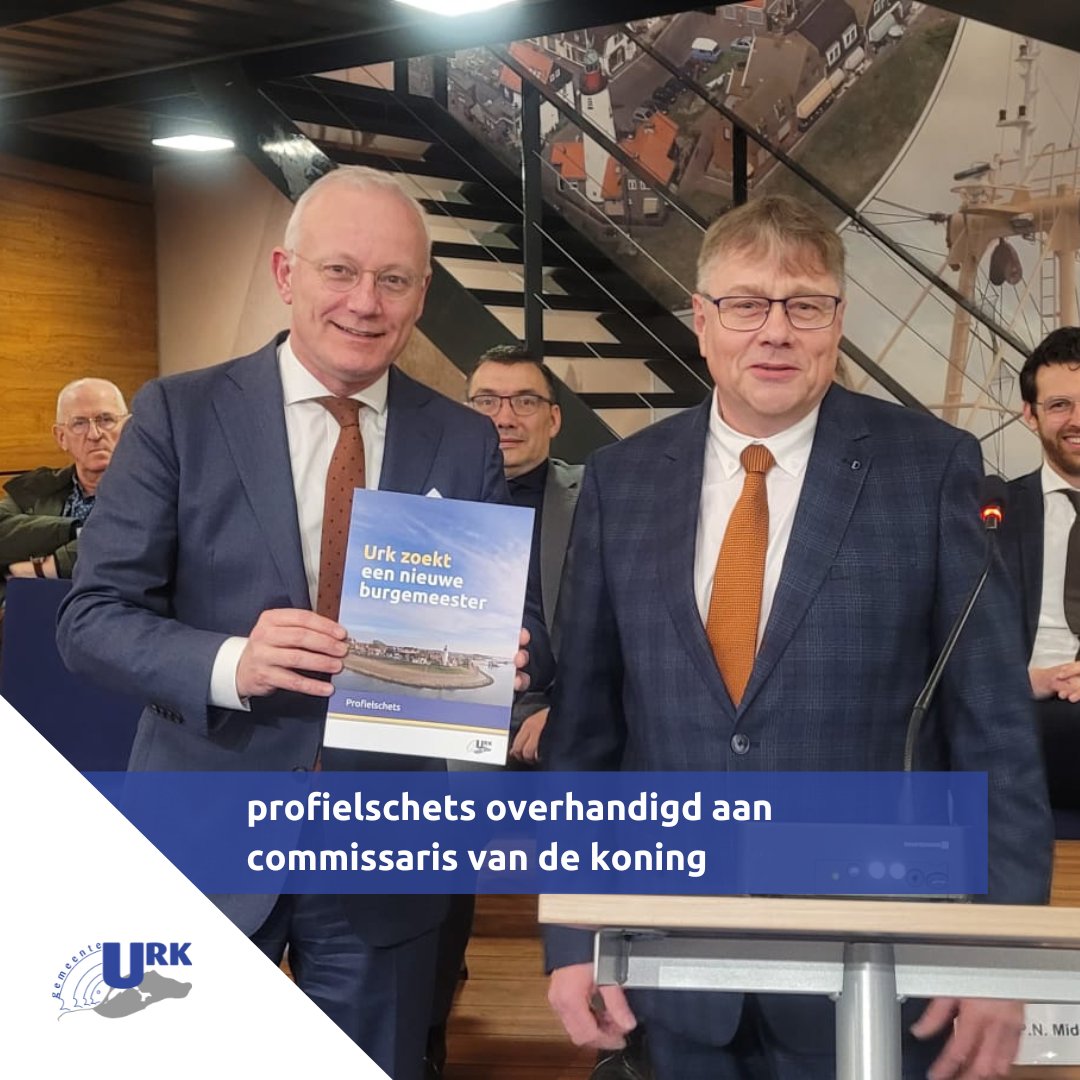 De commissaris van de koning ontving vandaag de profielschets uit handen van Jacob de Borst, voorzitter van de vertrouwenscommissie, tijdens een bijzondere raadsvergadering.