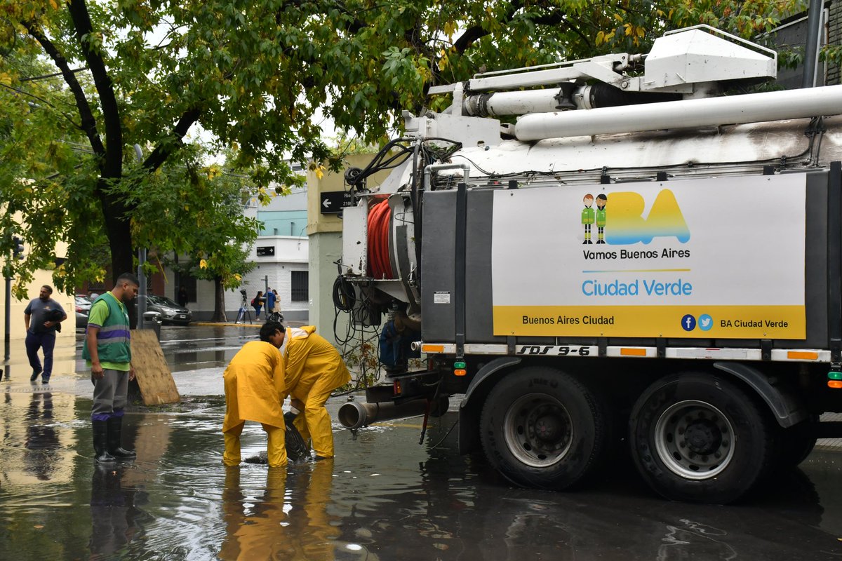 OPERATIVO DE EMERGENCIA POR LA TORMENTA Desde anoche, los vecinos de la Ciudad estamos siendo afectados por un temporal que podría continuar en las próximas horas. Para responder a los inconvenientes que la tormenta está generando, desplegamos 500 operarios en las zonas más