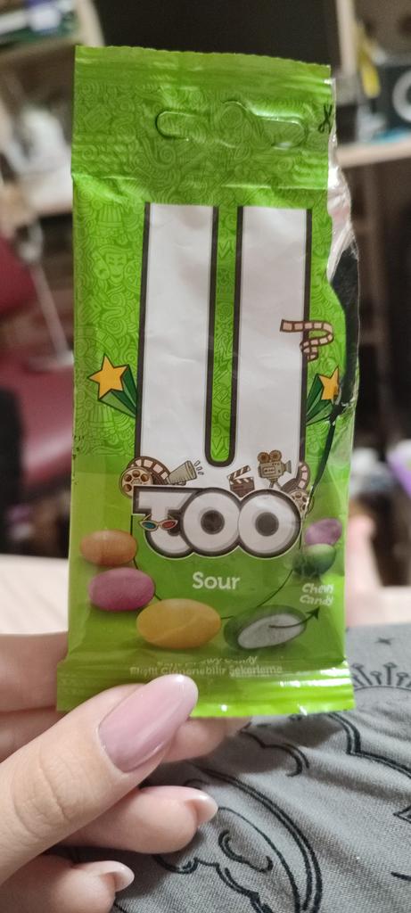 //блять, эти конфеты кислючие пиздец, мне нравится
+ они стоят рублей 20