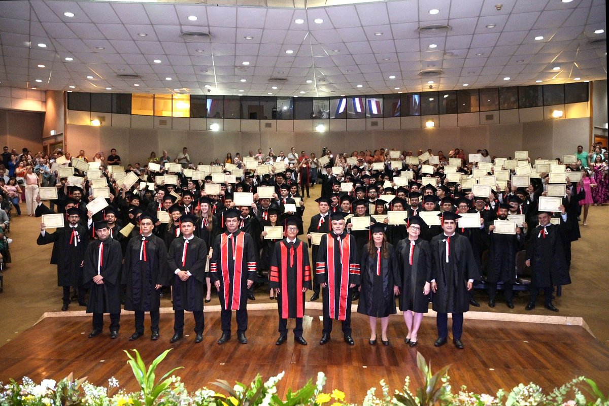 IngenieriaUNA's tweet photo. Facultad de @IngenieriaUNA celebró sus 98 Años de vida Institucional con el egreso de 214 nuevos Ingenieros e Ingenieras de la Promoción 2023 denominada «El cambio ambiental, un desafío global».🎓 👏 👏
Leer más: https://t.co/SIBl5ziuiF 🔗 #egresadosfiuna https://t.co/UUt1yANyla