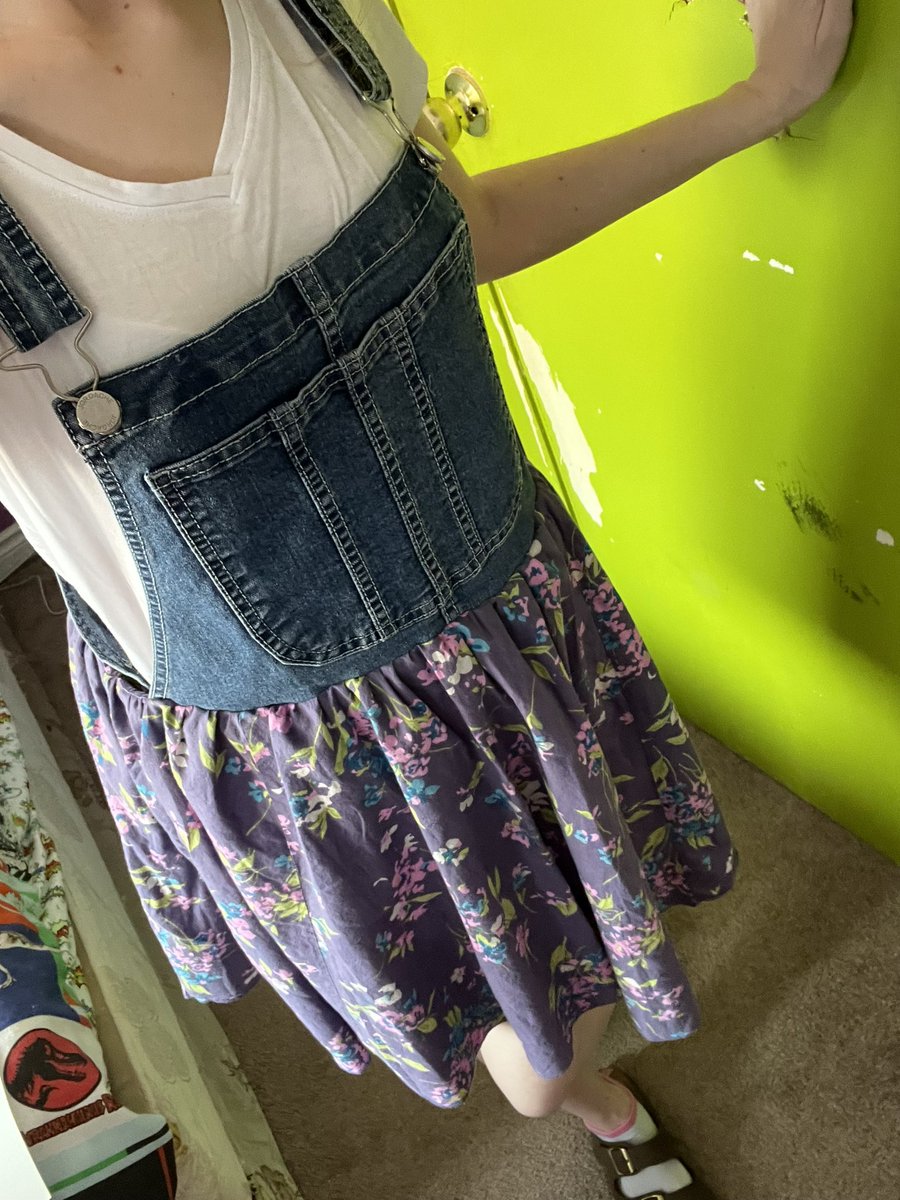 monsterousmouse's tweet photo. “Where’d your get your dress?”

“Actually, I made it myself”💁‍♀️ https://t.co/UlrT30kjgL