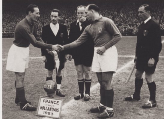 Op 12 maart 1953 wonnen de Nederlandse Profs de beroemde #Watersnoodwedstrijd tegen Frankrijk. Het was de katalysator voor het betaald voetbal in ons land. Bram Appel kreeg hiervoor postuum erkenning van de <a href="/KNVB/">KNVB</a>. Zijn biografie is hier te koop ➡️ BramAppel.nl #OTD