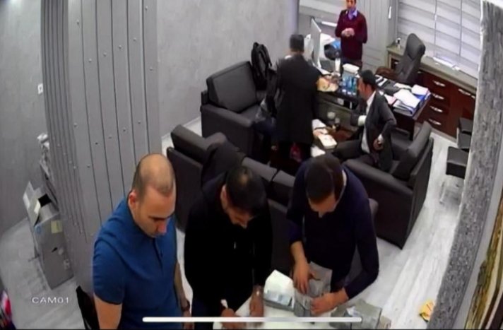 #SONDAKİKA ‼️⚡
Hadi bunu izâh et...

Ekrem İmamoğlu’nun danışmanı Fatih Keleş’in para destelerini saydığı görüntülerdeki diğer kişinin, İMAMOĞLU İNŞAAT’ın Genel Müdürü Tuncay Yılmaz olduğu ortaya çıktı..

#GazzedeKatliamVar Nevşin
Şaban Saraçhane Ankara 
Melih Nedim Şener