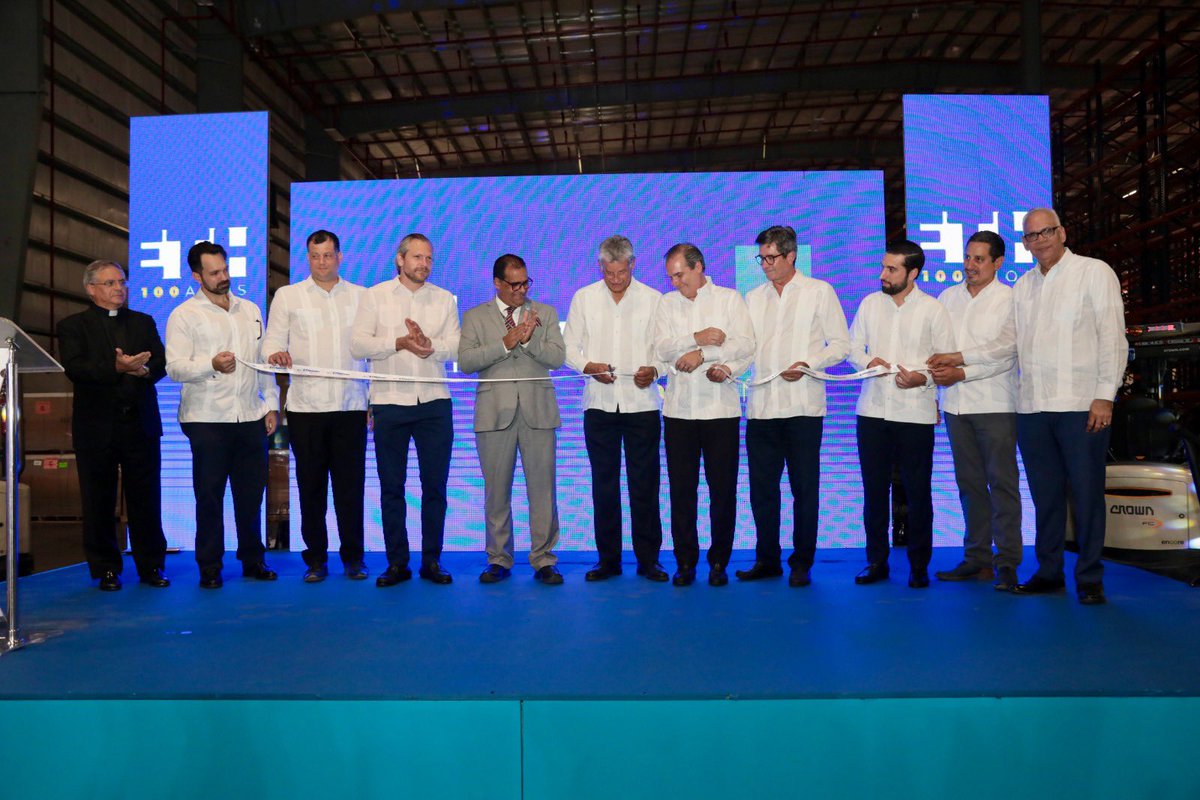 MIC_RD's tweet photo. 📌 El viceministro de Zonas Francas y Regímenes Especiales, Johannes Kelner (@johanneskelner), en representación del ministro Ito Bisonó (@itobisono), participó en la inauguración de la ampliación de la segunda etapa del centro logístico de E. T. Heinsen.

#LogisticaRD
#ZonasFrancasRD