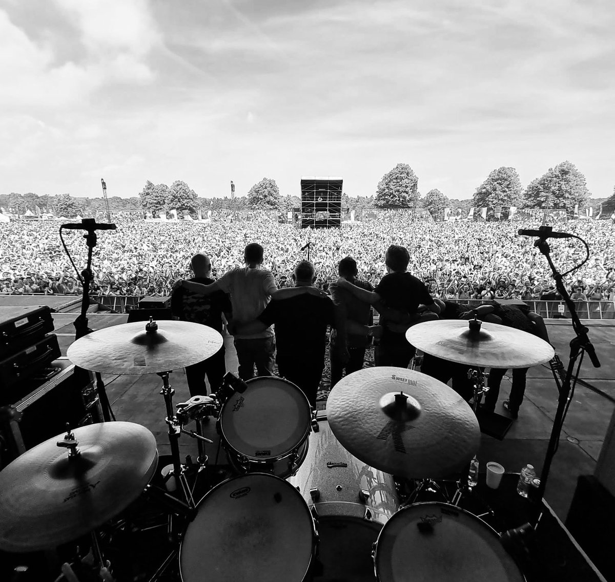Our 30th Anniversary Tour dates will be revealed on Monday 18th March at 10 am. 

We'll be visiting 23 different cities and towns!! 

Exclusive mailing list presale starts on Wednesday 20th

Sign up for the mailing list here, shedseven.com/signup

#shedcember