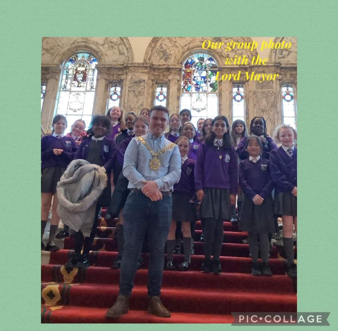 Yesterday the #StPatricksPrimarySchoolChoir were given a guided tour of #BelfastCityHall by guide Ginny before meeting #TheLordMayor <a href="/CllrRyanMurphy/">Ryan Murphy</a> in his parlour for refreshments. Everyone enjoyed asking lots of questions. We finished with a group photo on the Grand Staircase.