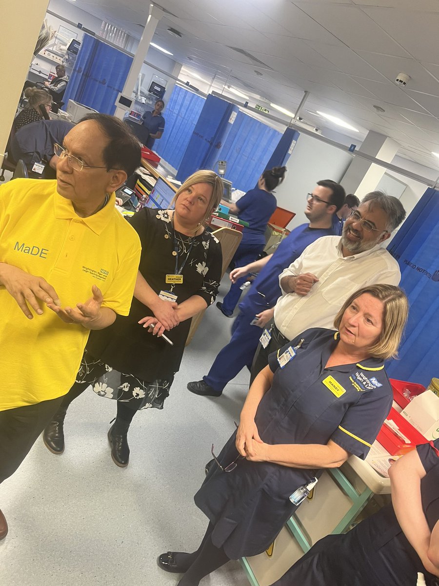 Our medical director Dr Arya holding an impromptu continuous improvement meeting in our ED tonight following feedback and learning from our MADE event 🙌 @WWLNHS @k_mantron @Amandaahmed2 @GemBurrows @maluki_f @annemarie_mcg @LucyCunliffexx