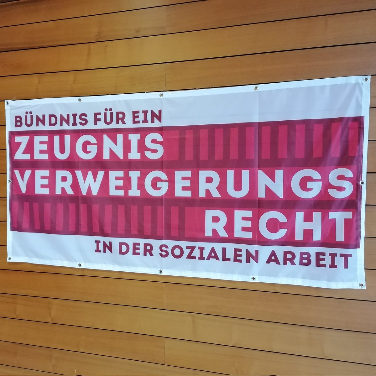 bag_streetwork's tweet photo. Gemeinsam mit dem @FanprojektJ für das @FuereinZVR in Hannover. Eine spannende Fachveranstaltung, organisiert vom @dbshbund / LV Niedersachsen. Danke für die Einladung!
#Zeugnisverweigerungsrecht #vertrauenschützen #zeugnisverweigern #SozialeArbeit https://t.co/7ZtoRrv6bC