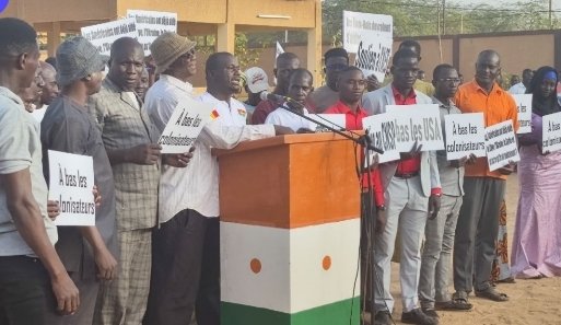 Mahamad_haladou's tweet photo. 🔴Au Niger les populations manifestent pour le départ troupes américaines stationnées dans région d'Agadez à l'instar des troupes françaises. ⤵️
https://t.co/p776E9IfSo https://t.co/bDxZ4ljEm7