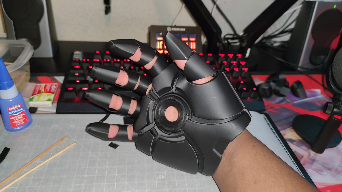MXW_Design's tweet photo. Here's a look at the final product from yesterday's Twitch stream. I should be putting up a timelapse of this and some of my other work onto YouTube within the next day or so.
#MXWDesign #IronMan #Cosplay #3DPrinting #StayXcellent https://t.co/YsAQZH351k