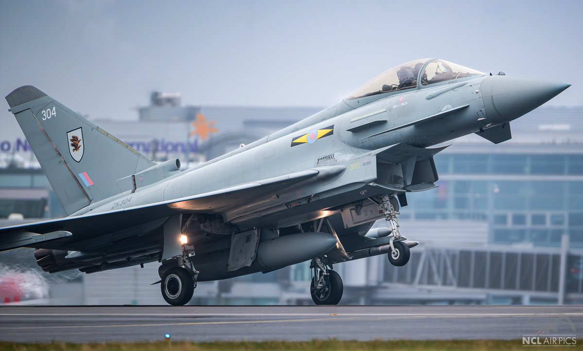 🇬🇧 @RAFLossiemouth 2SQN @eurofighter Typhoon (In 11SQN scheme) ZK304 “SPARTAN11” arriving into at @NCLairport as part of a pair for a short break and refuel yesterday afternoon. #Aviation #RAF #Newcastle