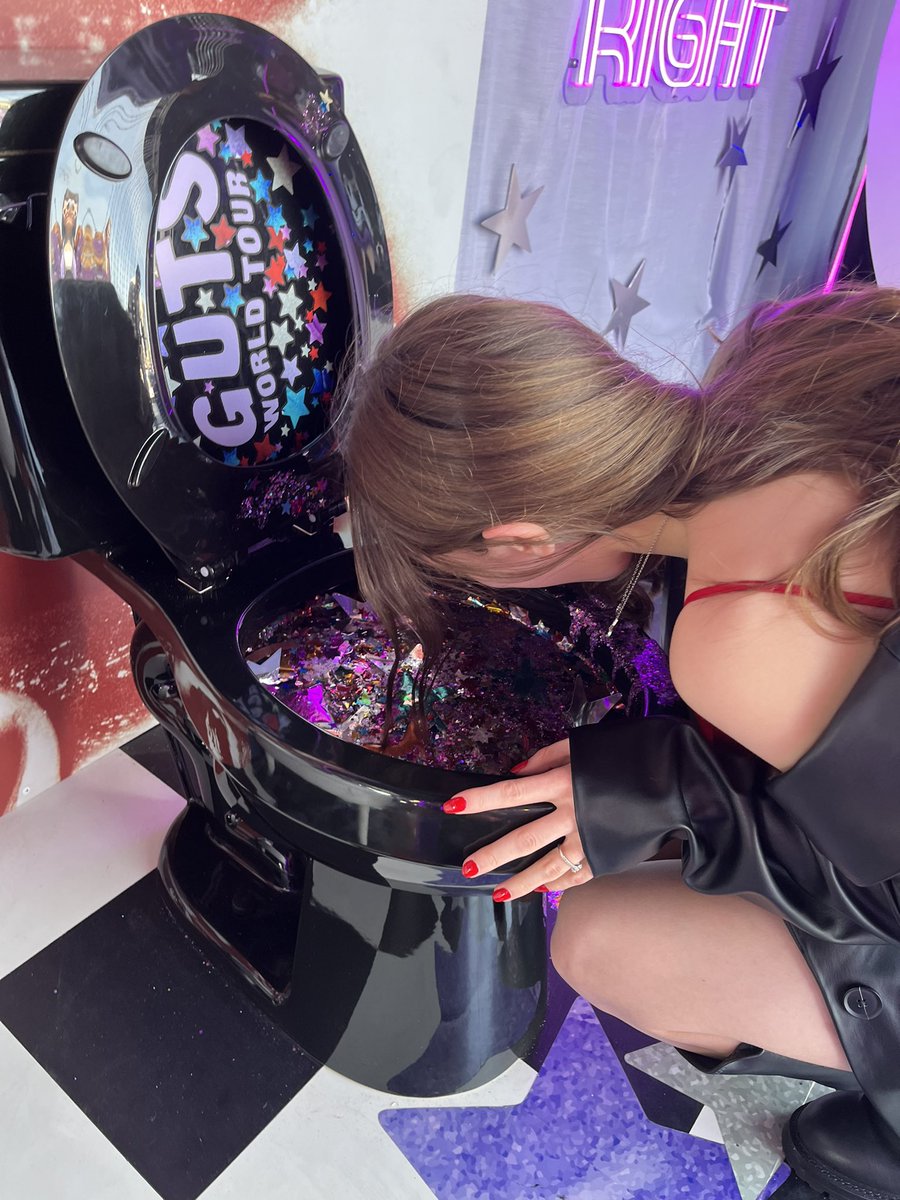 graciesweetner's tweet photo. spilled my guts at #GutsTourBus
#GUTSWorldTourStLouis ⭐️💜❤️💋 https://t.co/kr58wpdgWT