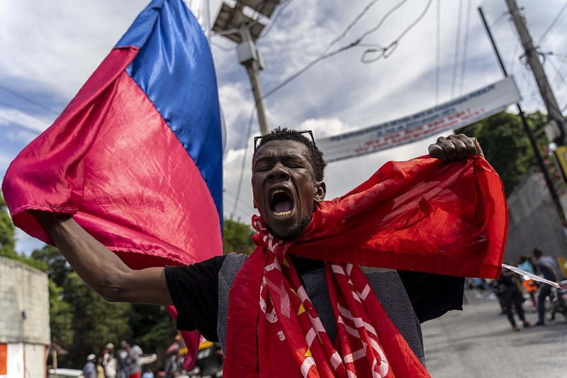 #Haití: RSF alerta sobre el estado crítico del periodismo 🇭🇹, atrapado entre la ola de violencia y la crisis institucional. Los ataques, secuestros y asesinatos de periodistas se han intensificado en los últimos años, sofocando el derecho a la información.