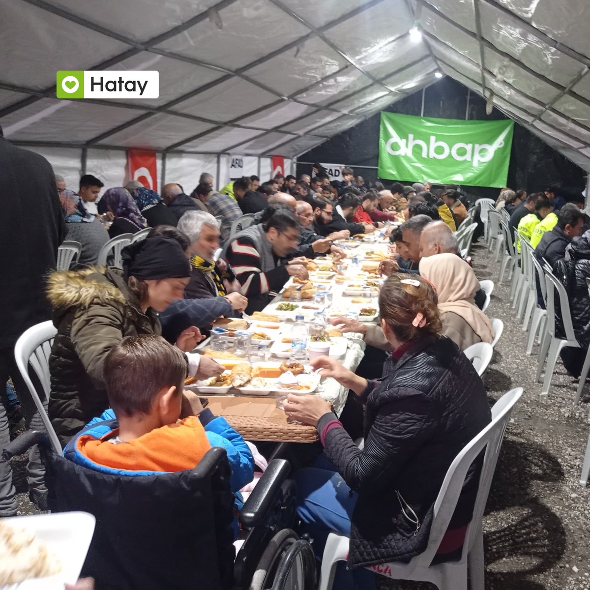 Hatay'da, Ramazan ayı süresince her akşam MKÜ Kampüs girişindeki çadırımızda 500 kişilik iftar yemeği sunmaktan mutluluk duyuyoruz. 💚