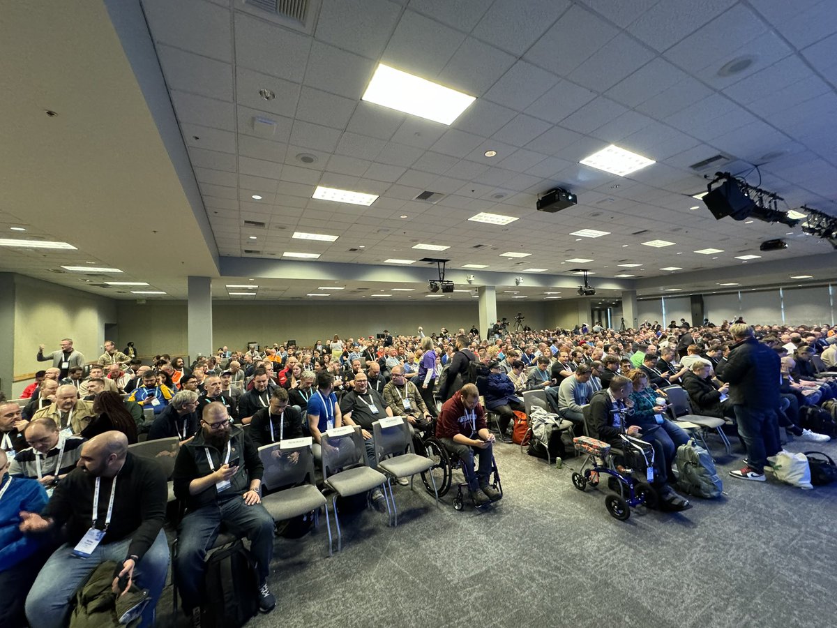 This is awesome... Waiting for <a href="/scottgu/">Scott Guthrie</a> to speak on his keynote at #MVPSummit with some volks around...