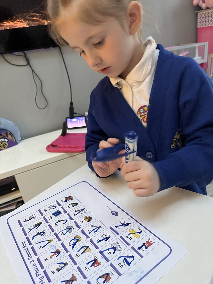 parentOLOL2023's tweet image. Task 1 of YR’s Spring #OLOLHomeworkChallenges 📚 F is now confident with all of her Phase 2 and Phase 3 words! She read them all, ticking them off as she went. Mommy tried to catch her out by asking her to point to the sounds but F was too good! #OLOLReading @ourladyoflourd1