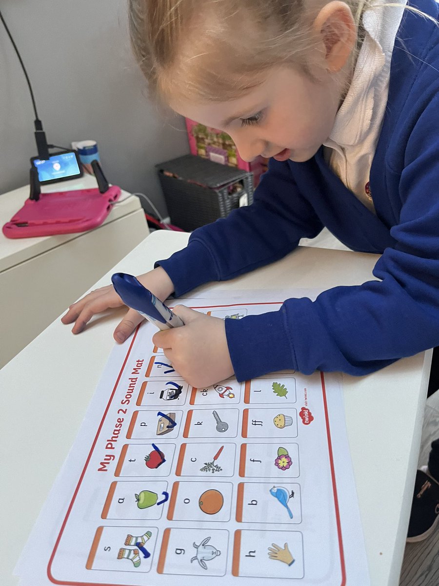 parentOLOL2023's tweet image. Task 1 of YR’s Spring #OLOLHomeworkChallenges 📚 F is now confident with all of her Phase 2 and Phase 3 words! She read them all, ticking them off as she went. Mommy tried to catch her out by asking her to point to the sounds but F was too good! #OLOLReading @ourladyoflourd1