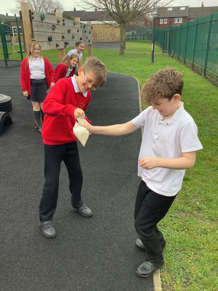 Year5HAS's tweet image. We then made a sandwich bag explode… 💥🙌💡 #BSW24 #ScienceWeek24 @ScienceWeekUK