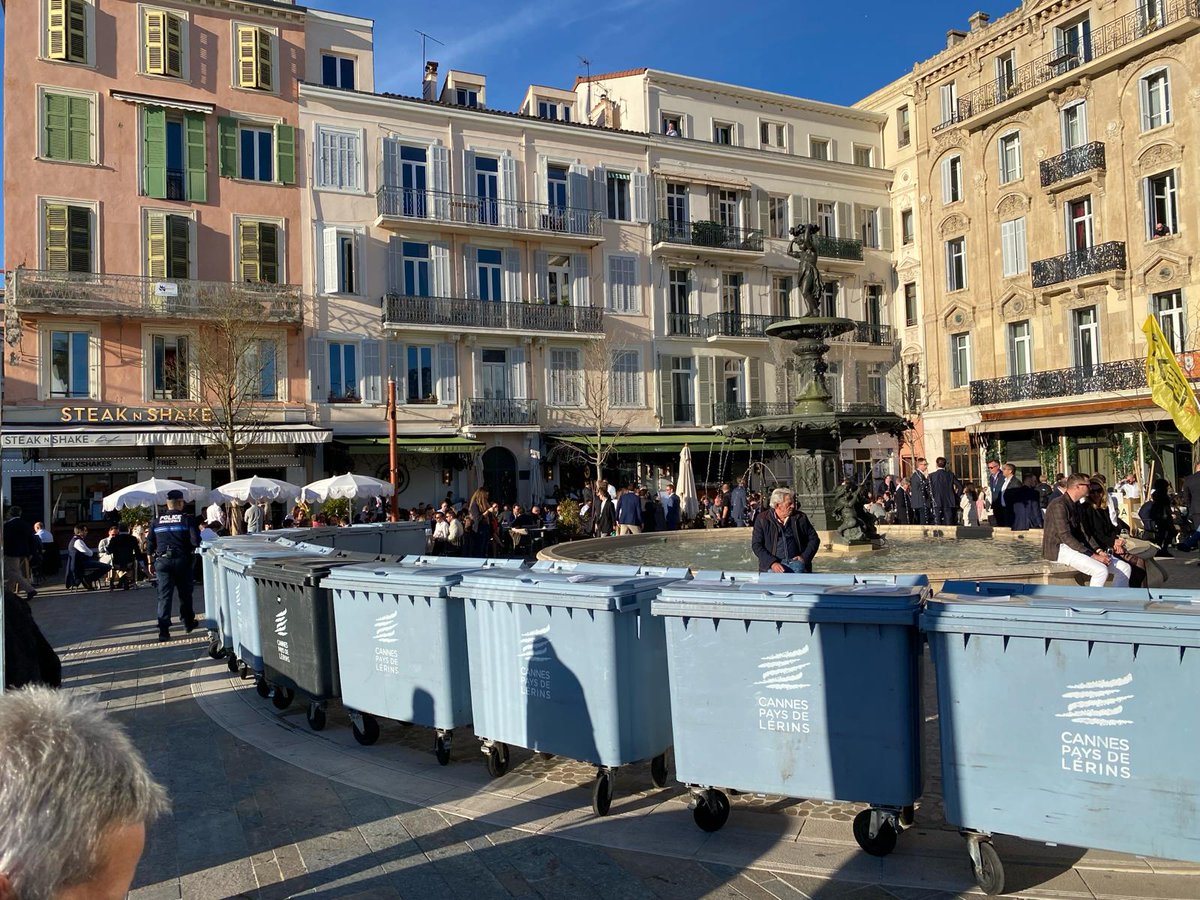 Le maire de Cannes, visiblement mécontent de la suspension ordonnée par le Tribunal administratif ce jour, fait déposer des dizaines de poubelles à l'emplacement de la manif du DAL et de la @LDH_Fr et interdit tout 'regroupement'. #detournementdepouvoir #MIPIM24