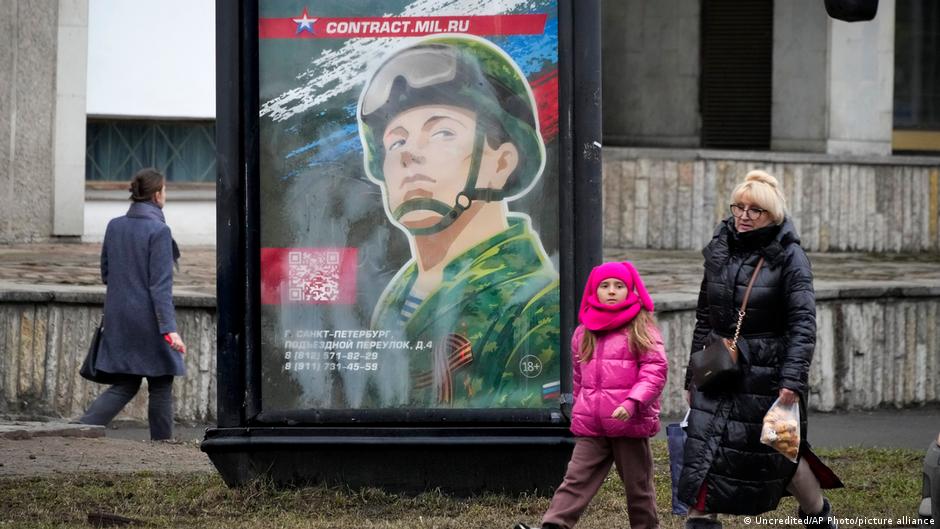 dw_russian's tweet photo. Госдума согласилась освободить военных от ответственности. Принятый в первом чтении законопроект освобождает мобилизованных и контрактников от уголовной ответственности, реальный срок будет для них заменяться на условный.

Людям, которые находятся под следствием или уже осуждены за преступления легкой и средней тяжести, можно будет заключать контракты с Минобороны, если в стране объявлена мобилизация или военное положение. Те, кто на момент подписания контракта будут отбывать наказание, смогут заменить срок на условный после увольнения или при получении госнаграды.

Действие законопроекта не будет распространяться на осужденных, в частности, по статьям об экстремизме, терроризме, призывах к нарушению территориальной целостности, госизмене и сотрудничестве с "нежелательной организацией". Также на фронт не разрешат отправиться тем, кто отбывает срок за преступления против половой неприкосновенности совершеннолетних и против основ конституционного строя. Подробнее: https://t.co/9xxnrlQd7x