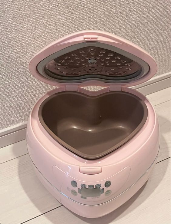 Pink heart-shaped rice cookers ♡