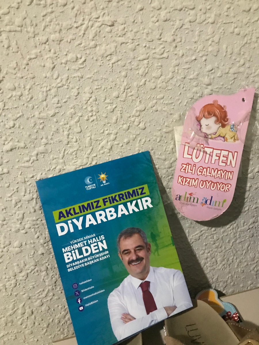 BildenHalis's tweet photo. Uyuduğun için seni rahatsız etmek istemedim ama broşürümüzü kapıya bırakıyorum. 🙂

Küçük kızım; sana Halis amcan olarak söz veriyorum, gözlerini açtığında huzurlu bir Diyarbakır’a uyanmış olman için çok çalışacağım. Sen ve arkadaşların bizim yarınlarımızsınız. Sizler güçlü olacaksınız. Memleketinize, ülkenize hizmet edeceksiniz. Ben de size güzel bir Diyarbakır bırakmak için durmadan çalışacağım.