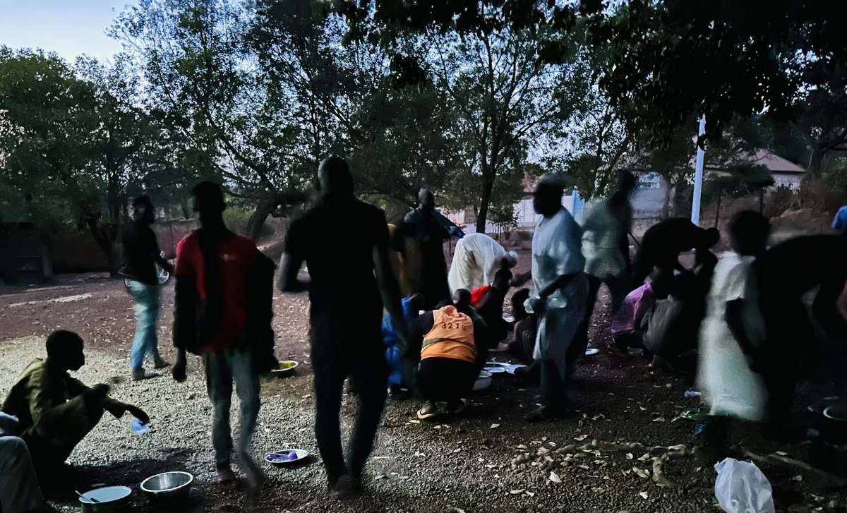 Alaidhyso's tweet photo. À #Labico (#Labe) on déjeune à la  grande mosquée 🕌, on fait le doua, on enchaîne avec le nafila avant de se quitter. C’est la grande communion du #ramadan https://t.co/xs1euSET6C