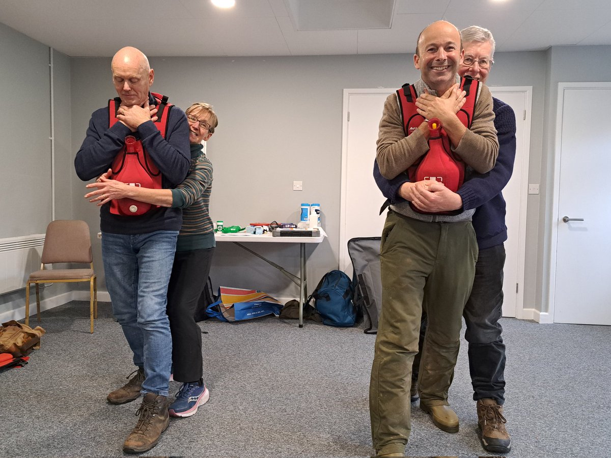 ARKennet's tweet photo. Keeping our staff & 7 of our regular volunteers up to date and in date first aiders - today an excellent outdoor first aid course delivered by Matt from @dptraininguk.
Thank you to Matt for another informative, thorough, useful and fun course.
#workingoutdoors https://t.co/TssyhQVeq6