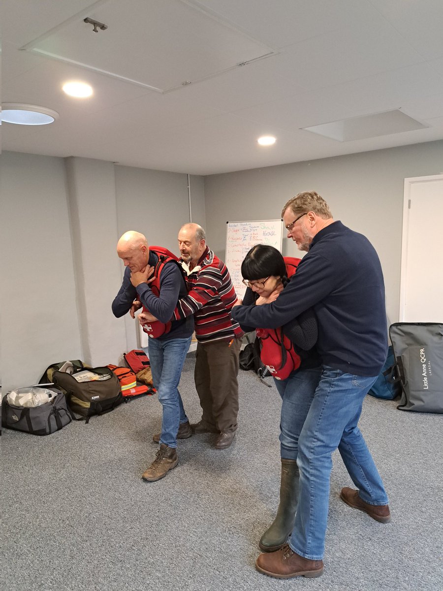 ARKennet's tweet photo. Keeping our staff & 7 of our regular volunteers up to date and in date first aiders - today an excellent outdoor first aid course delivered by Matt from @dptraininguk.
Thank you to Matt for another informative, thorough, useful and fun course.
#workingoutdoors https://t.co/TssyhQVeq6